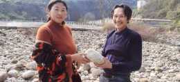 湖北宜都：奇石之家的牛氣女大力士，從河中挑500噸奇石賣臺灣