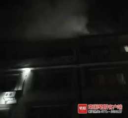 廣西河池一民房起火10人被困，眾人爬樓接力救援！