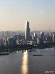 武漢建築業十分強悍，號稱建築之鄉，去年總產值破萬億，僅次北京