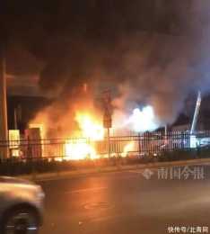 柳州這立交橋底突起大火，現場熊熊烈焰黑煙滾滾，起因疑似...