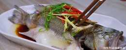 清蒸鱸魚怎麼做才嫩滑爽口，做好這2步，在家就能做出大廚的水平