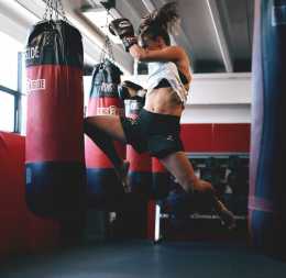 具有拳擊元素的五個健身動作，像個戰士一樣去訓練