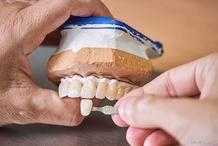 老人全口種植牙用什麼材質好？活動假牙選樹脂、種植牙選純鈦