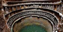 印度的水井，井水髒得發黑，印度人卻視為聖井還喝這裡的水！