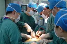 16歲男孩重度頸椎畸形，隨時可能高位截癱，上海九院高難度手術化險為夷