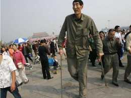 “中國第一巨人”鮑喜順57歲娶妻，不聽勸阻生下孩子，現狀如何