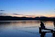 晚上在有路燈的河邊釣魚，釣到大魚的機率很小，小魚會很多