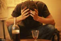 酒精中毒早期症狀易被忽視，出現這些症狀，別以為是醉酒這麼簡單