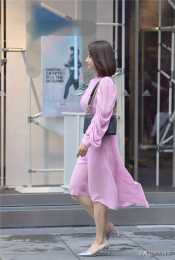 淺粉色長袖連衣裙，搭配尖頭細跟鞋，簡約的初秋穿搭風格