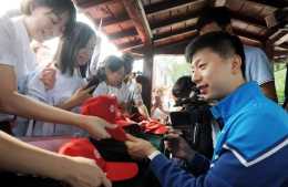 乒乓球冠軍馬龍、王藝迪走進千山，與家鄉球迷揮拍互動