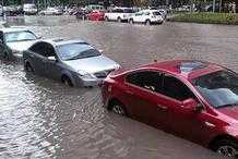 遇到暴雨天氣，為什麼有車主寧願車被淹也不願意挪走？你有遇到嗎