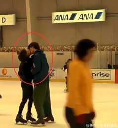 谷愛凌與男友滑冰場約會，依偎在一起甜蜜親吻，網友直呼好甜蜜