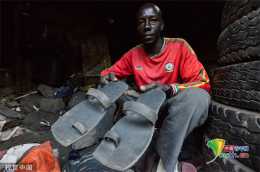 肯亞民眾用廢舊輪胎製作涼鞋