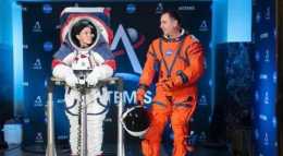 穿著太空服的宇航員怎麼給鼻子抓癢？