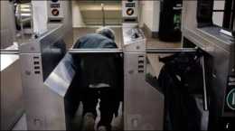 逃票不成丟了命！紐約一男子為省兩元地鐵票，扭斷脖子當場死亡