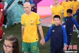 世界盃上的中國小球童：愛足球，更愛乒乓球