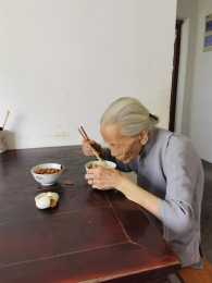 107歲老人食量堪比年輕小姑娘！她的長壽秘訣萬萬沒想到