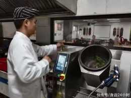 機器人高效炒出健康菜品!老人們在長沙芙蓉區這個老年食堂邊吃邊聊很歡樂