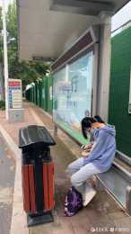 尷尬！垃圾桶正對公交站候車座，乘客被迫聞著異味等車