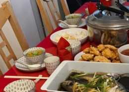 在國外也不用刀叉！28歲國足歸化一家人聚餐全部用筷子和勺子
