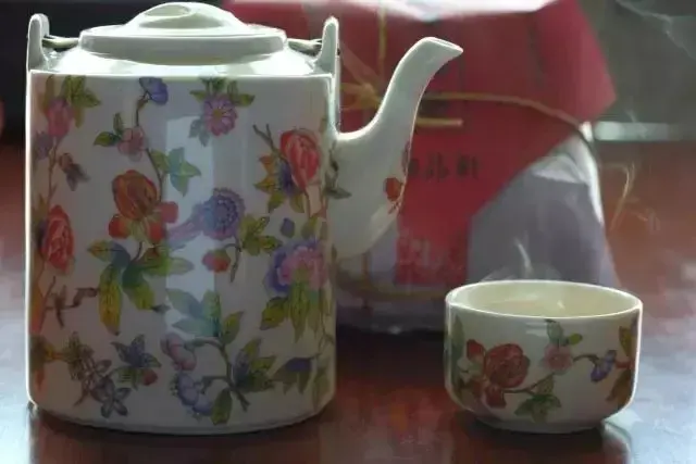 天津人喝茶，喝的是茉莉高碎的香釅口，要的就是一壺水開滿屋茶香