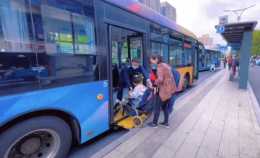 杭州一公交車改路線接送9歲輪椅女孩上下學 司機：接送女孩是一份責任