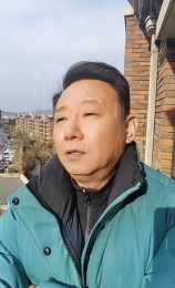 54歲演員邵峰現身顯失意，站北京家露天陽臺高歌，白髮多發福難認