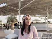 楊鈺瑩又到外國“扮嫩”，穿粉色襯衫配花頭巾，50歲少女感好強