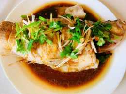 清蒸鱸魚在家做，美味又營養，輕鬆又簡單