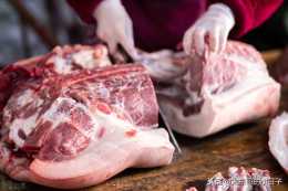 豬肉要保鮮，直接放冰箱可不行，跟賣肉大哥學一招，放半年不變質