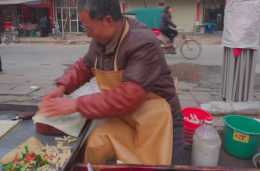 陝西60歲大叔趕集賣小吃，4塊錢一碗，其他地方不是這個味