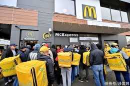 烏克蘭麥當勞停業7個月後重新開張，數百名外賣員排長龍準備送貨